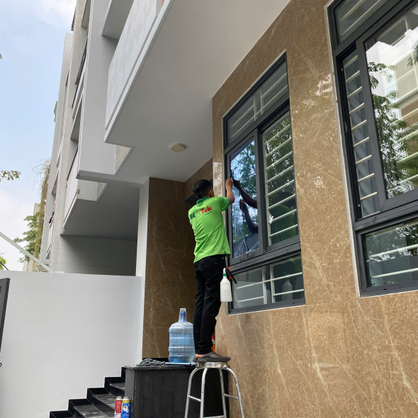 Dán Phim Cách Nhiệt Nhà Kính Tại KDC Vạn Phúc 