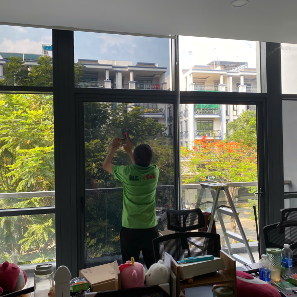 Dán Phim Cách Nhiệt Nhà Kính Tại KDC Vạn Phúc 