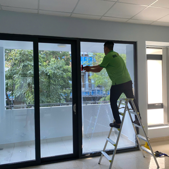 Dán Phim Cách Nhiệt Nhà Kính Tại KDC Vạn Phúc 